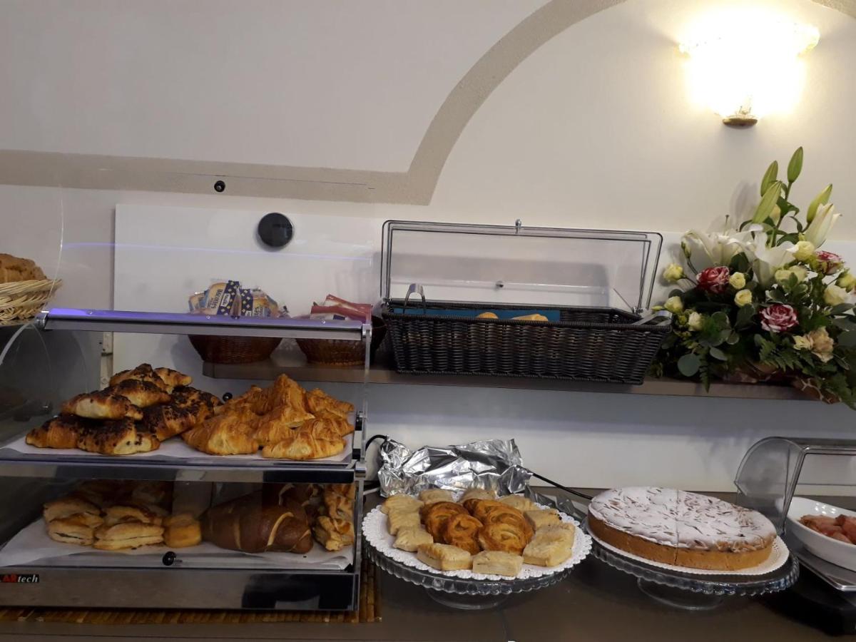 Hotel Atenea Golden Star Каорле Екстер'єр фото