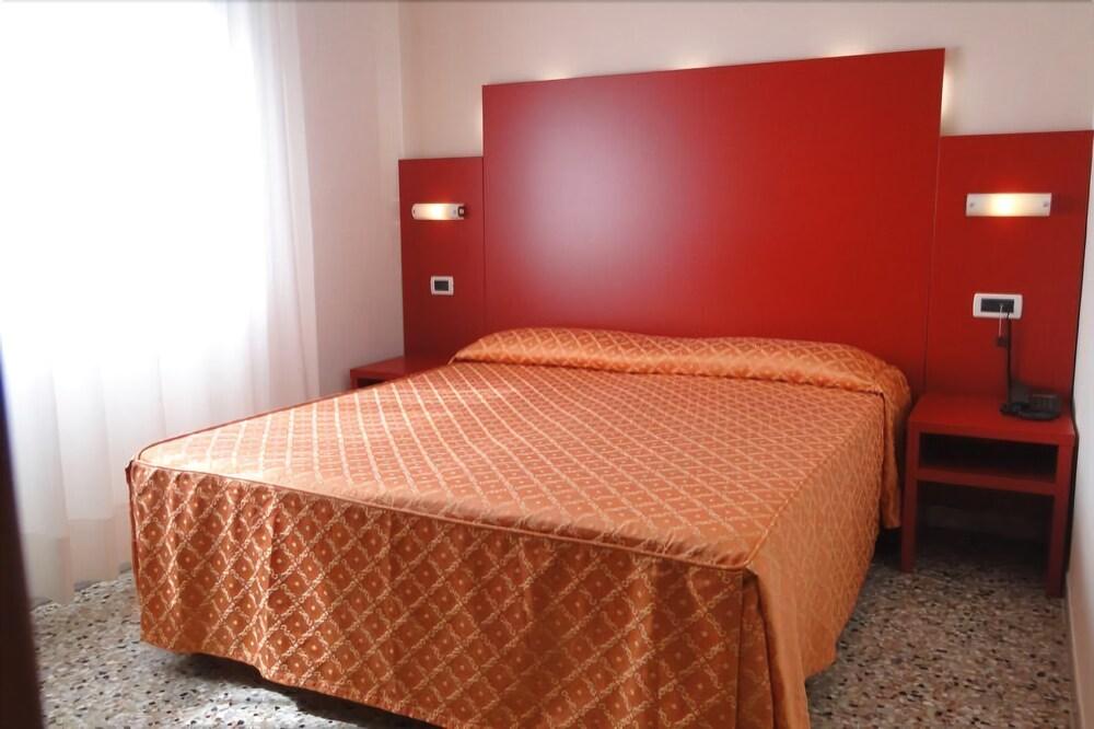 Hotel Atenea Golden Star Каорле Екстер'єр фото