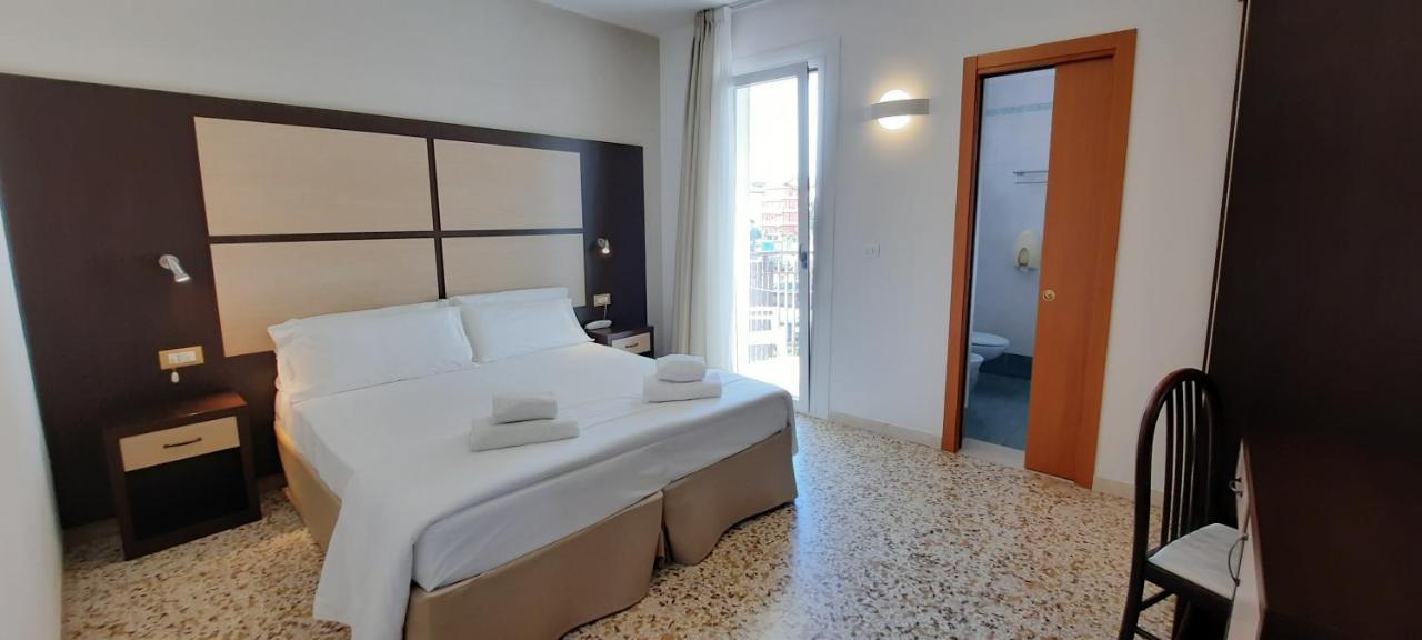 Hotel Atenea Golden Star Каорле Екстер'єр фото