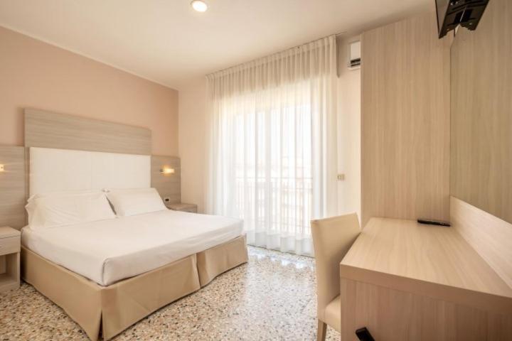 Hotel Atenea Golden Star Каорле Екстер'єр фото