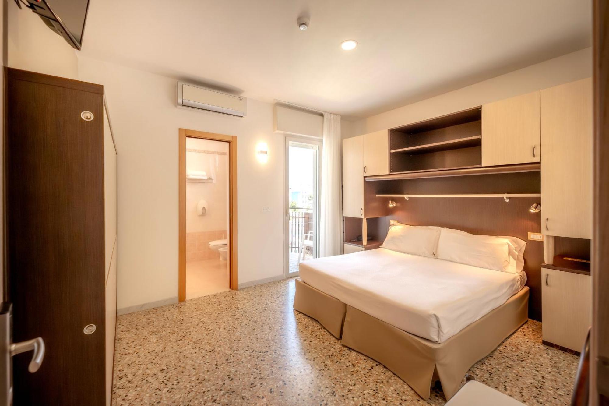 Hotel Atenea Golden Star Каорле Екстер'єр фото