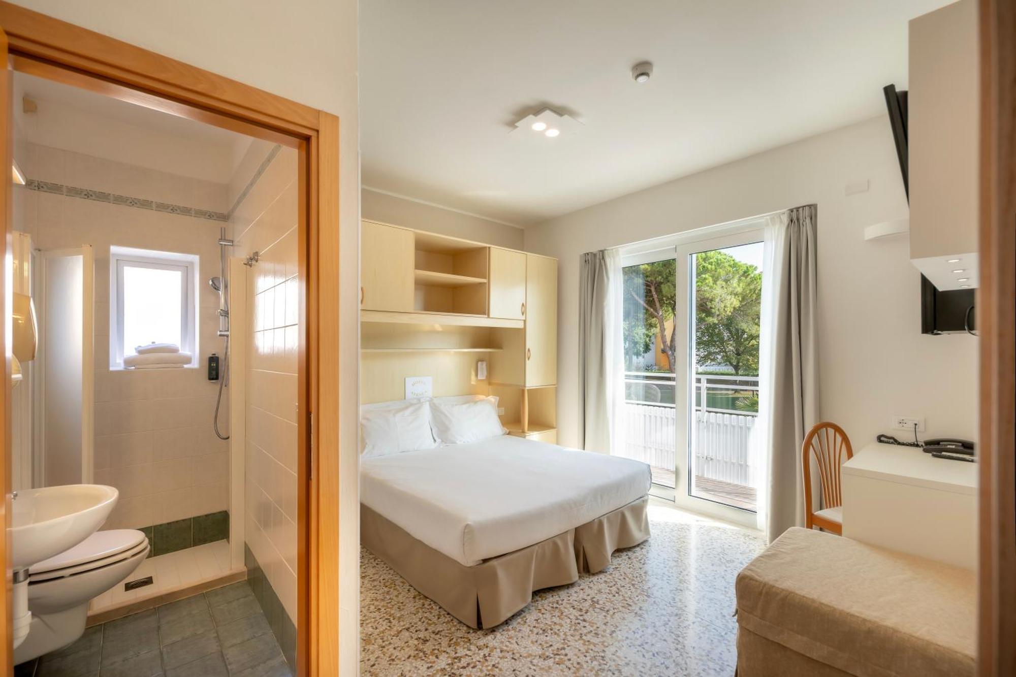 Hotel Atenea Golden Star Каорле Екстер'єр фото