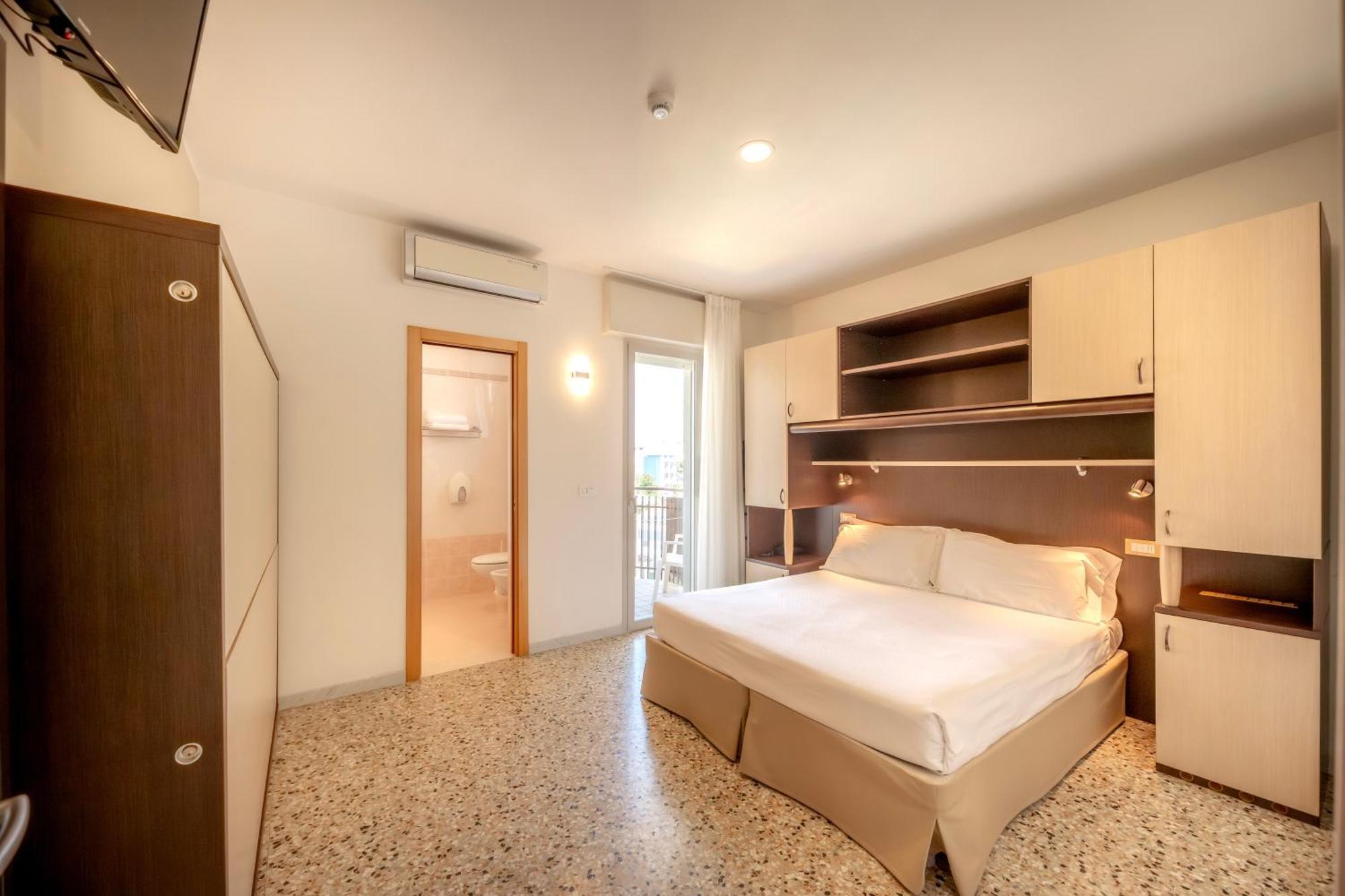 Hotel Atenea Golden Star Каорле Екстер'єр фото