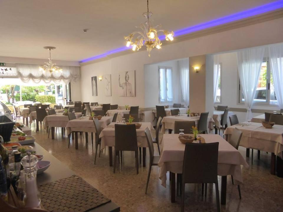 Hotel Atenea Golden Star Каорле Екстер'єр фото