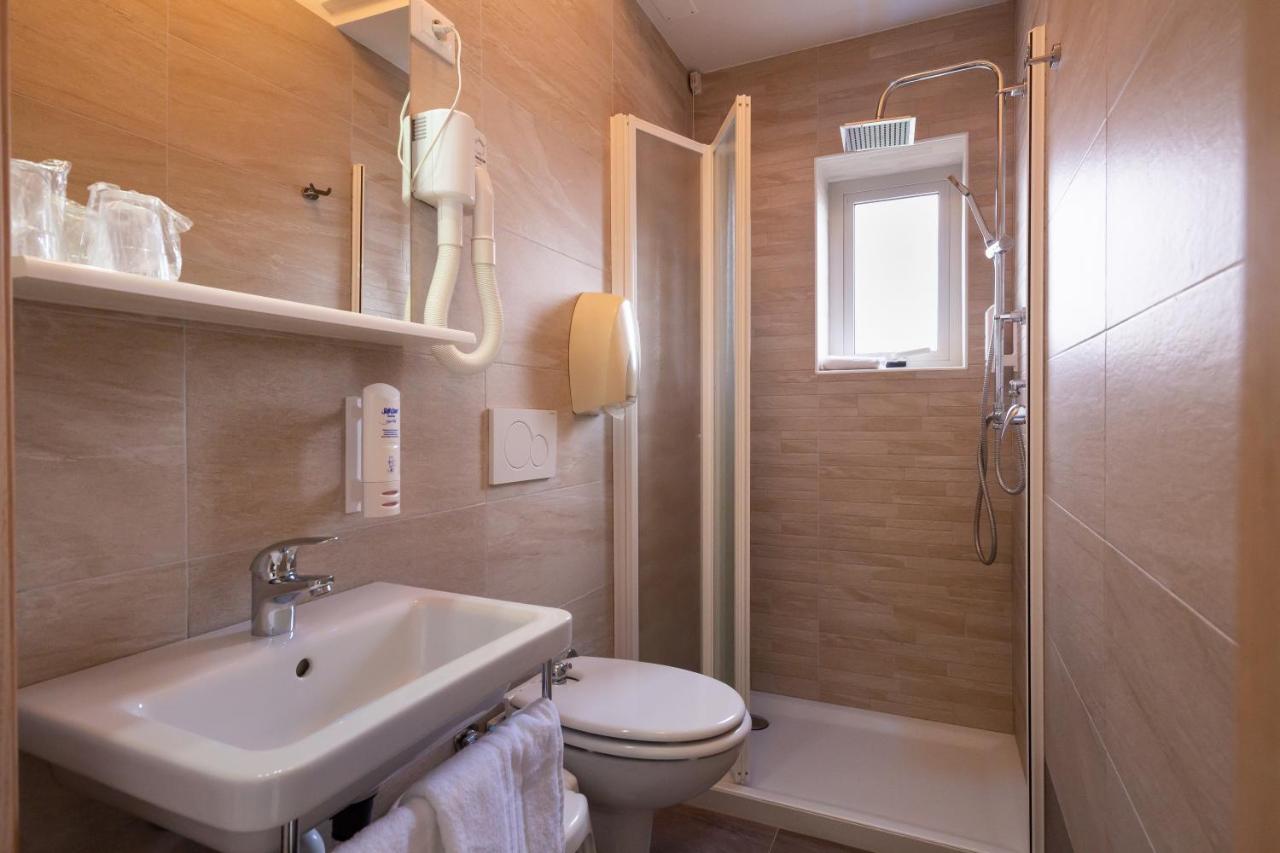 Hotel Atenea Golden Star Каорле Екстер'єр фото