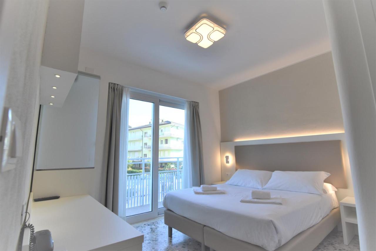 Hotel Atenea Golden Star Каорле Екстер'єр фото